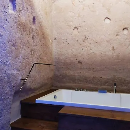 Fornaci 46 Sassi Con Idromassaggio Hébergement de vacances Matera